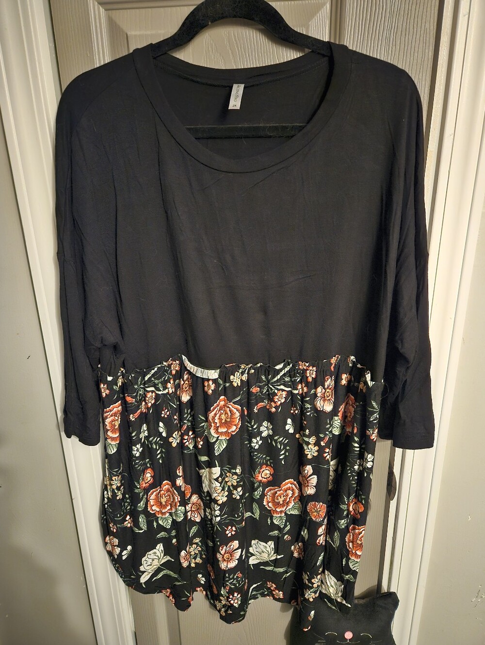 BRAND NEW WITHOUT TAGS ** Black & Floral Two-Tone Tunic Top